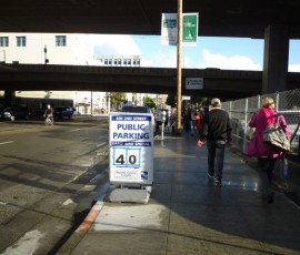 球場近くの駐車場。ゲーム日には料金が倍の40ドル