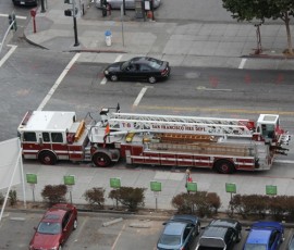 後部にはフットボール49ersの旗も