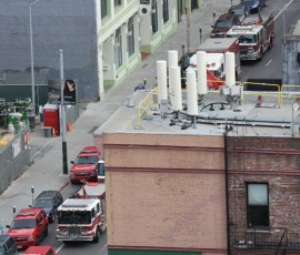 ずらりと並ぶ消防車にはすべてジャイアンツの旗が