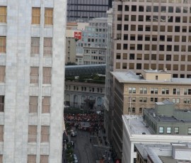 ビルの谷間マーケットストリートには優勝パレード見物の群れ