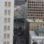 ビルの谷間マーケットストリートには優勝パレード見物の群れ