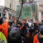 完全優勝を表す「ほうき」に大歓声!