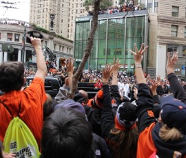 完全優勝を表す「ほうき」に大歓声!