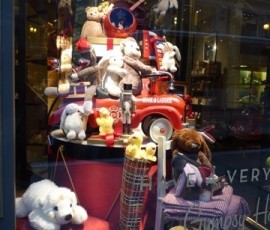 ポスト通り、老舗ガンプス(Gump's)のショーウィンドウ