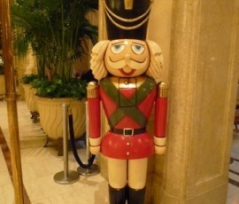 レストラン入り口を守る「くるみ割り人形」の兵隊さん