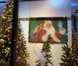 美術大学のショーウィンドウもクリスマス一色!