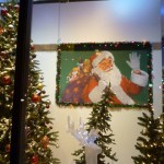 美術大学のショーウィンドウもクリスマス一色!