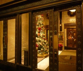 昔ながらのビルのロビーには暖かい光