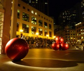 新しいプラザは飾りも斬新