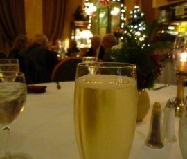 まあ、シャンペンでもどうぞ(エンバーカデロ L'Olivierにて)